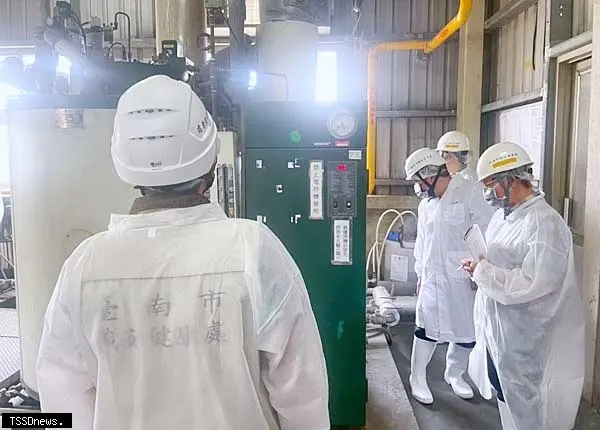 ▲南市勞工局職安健康處邀專家學者入廠輔導,強化事業單位對工作環境及作業危害辨識能力,降低職災風險。(記者李嘉祥攝)