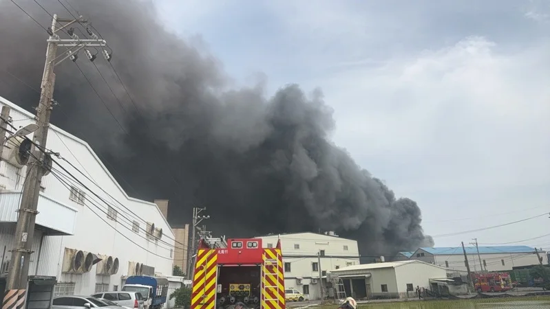 桃園市蘆竹區三德街15巷一處工廠今上午發生火警,濃濃黑煙大量竄出。記者周嘉茹/翻攝