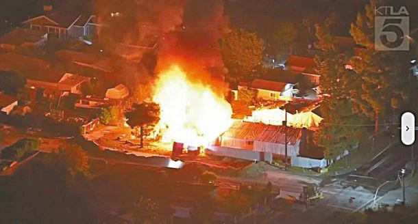 空拍畫面顯示,火焰點燃爆炸中未引爆炸藥,巨大火球竄入空中並點燃了煙火。KTLA