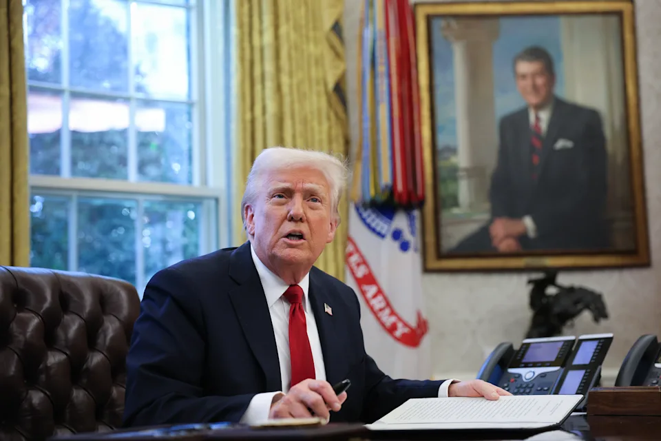 美國總統川普(Donald Trump)26日宣布,將對所有在外國製造、進口到美國的車輛徵收25%關稅,將於4月2日生效。(Photo by Win McNamee/Getty Images)