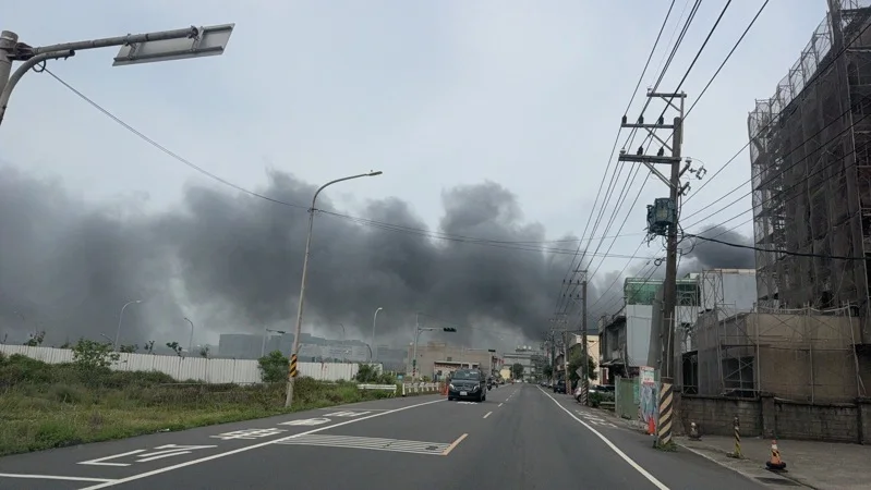 桃園市蘆竹區三德街15巷一處工廠今上午發生火警,濃濃黑煙大量竄出。記者周嘉茹/翻攝