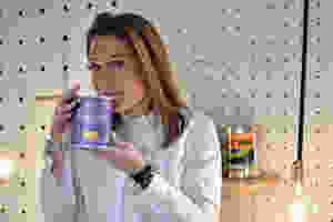 Με φόντο το ξύλινο χειροποίητο pegboard.