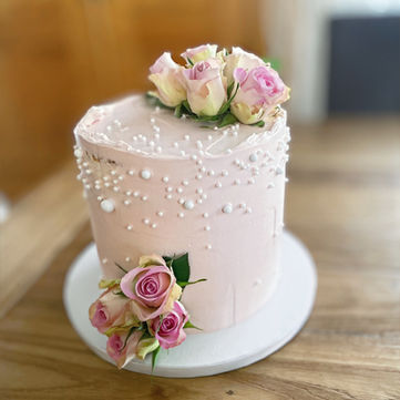 Hochzeitstorte rosa mit rosa Rosen Dek und weißen Perlen