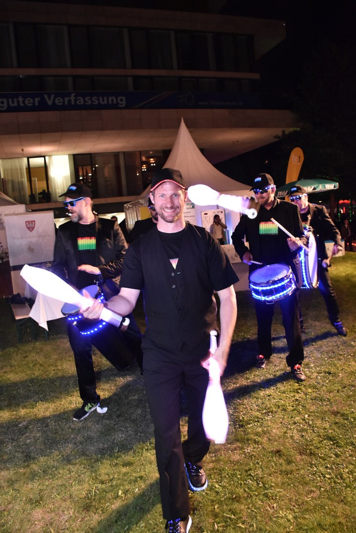 TnT-MarchingLights walk01