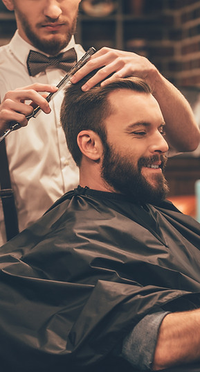 Barbero haciendo un corte de pelo