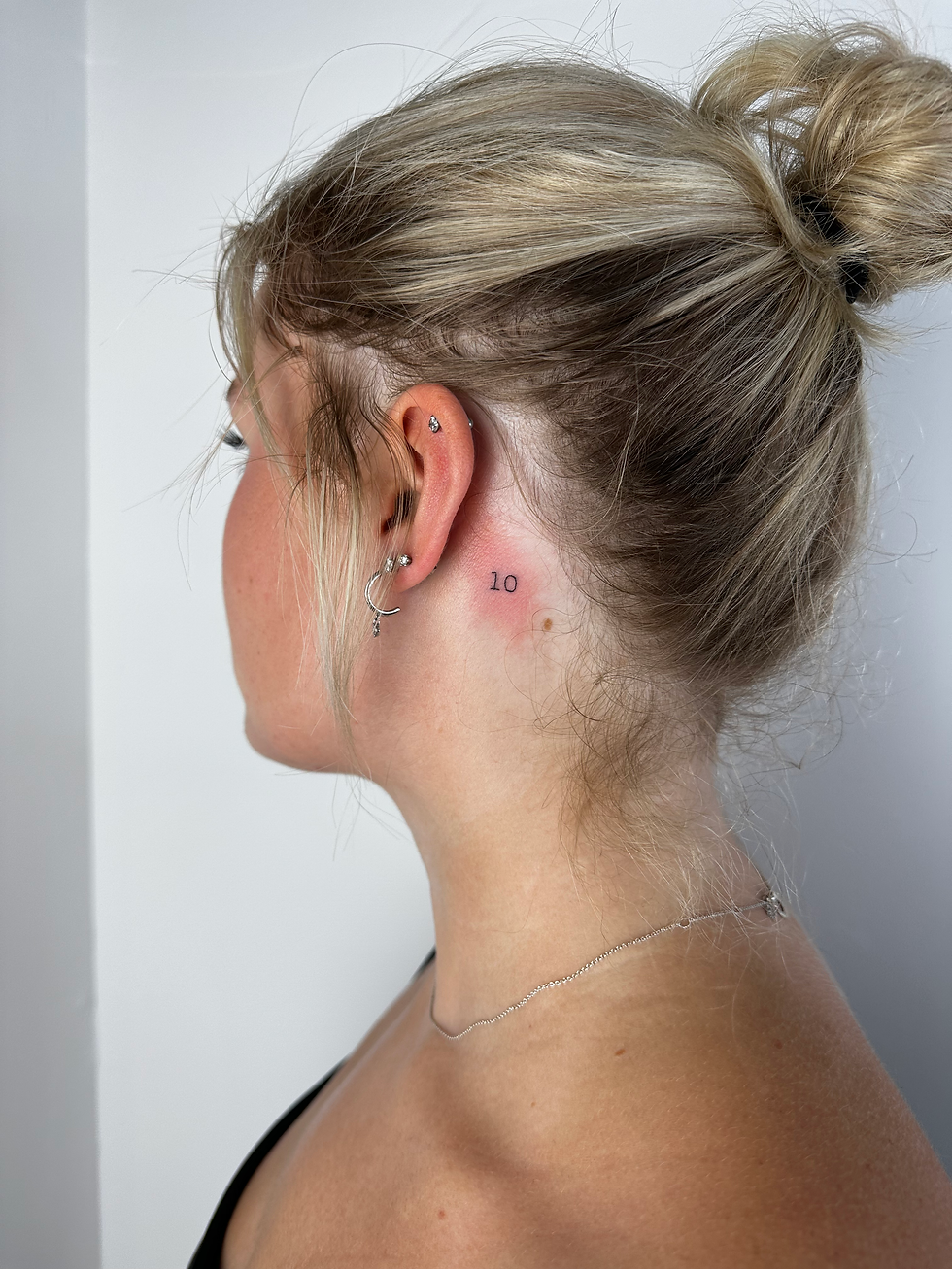 Tattoo hinter Ohr