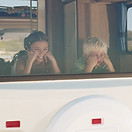Junge und Mädchen im Campervan Fenster
