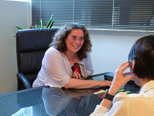 Hilya van Kerninzichten in gesprek met een cliënt tijdens een coachingsessie in Lochristi