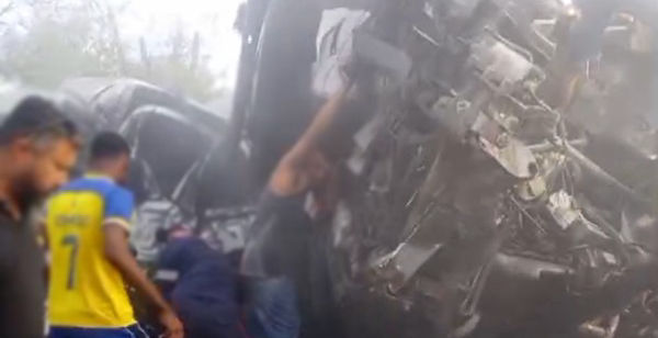 Colisão entre van e caminhão na BR-116 provoca 16 mortes