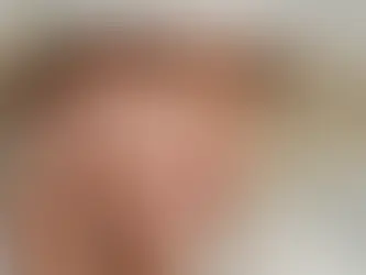 Dame cremt sich mit Sonnenschutz ein