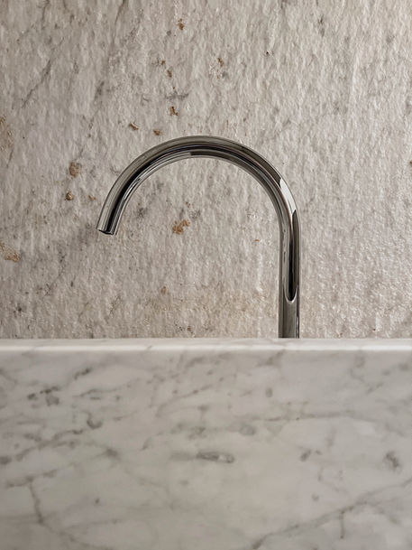 powder room marmo bianco di carrara, tap made by dornbracht. Scorza wall