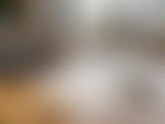 Documents contractuels, dossier et stylo sur une table de réunion pour une consultation juridique d’entreprise.