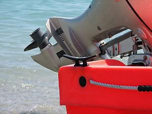 motorówka na brzegu podczas kursu motorowodnego na patent sternika motorowodnego na Mazurach