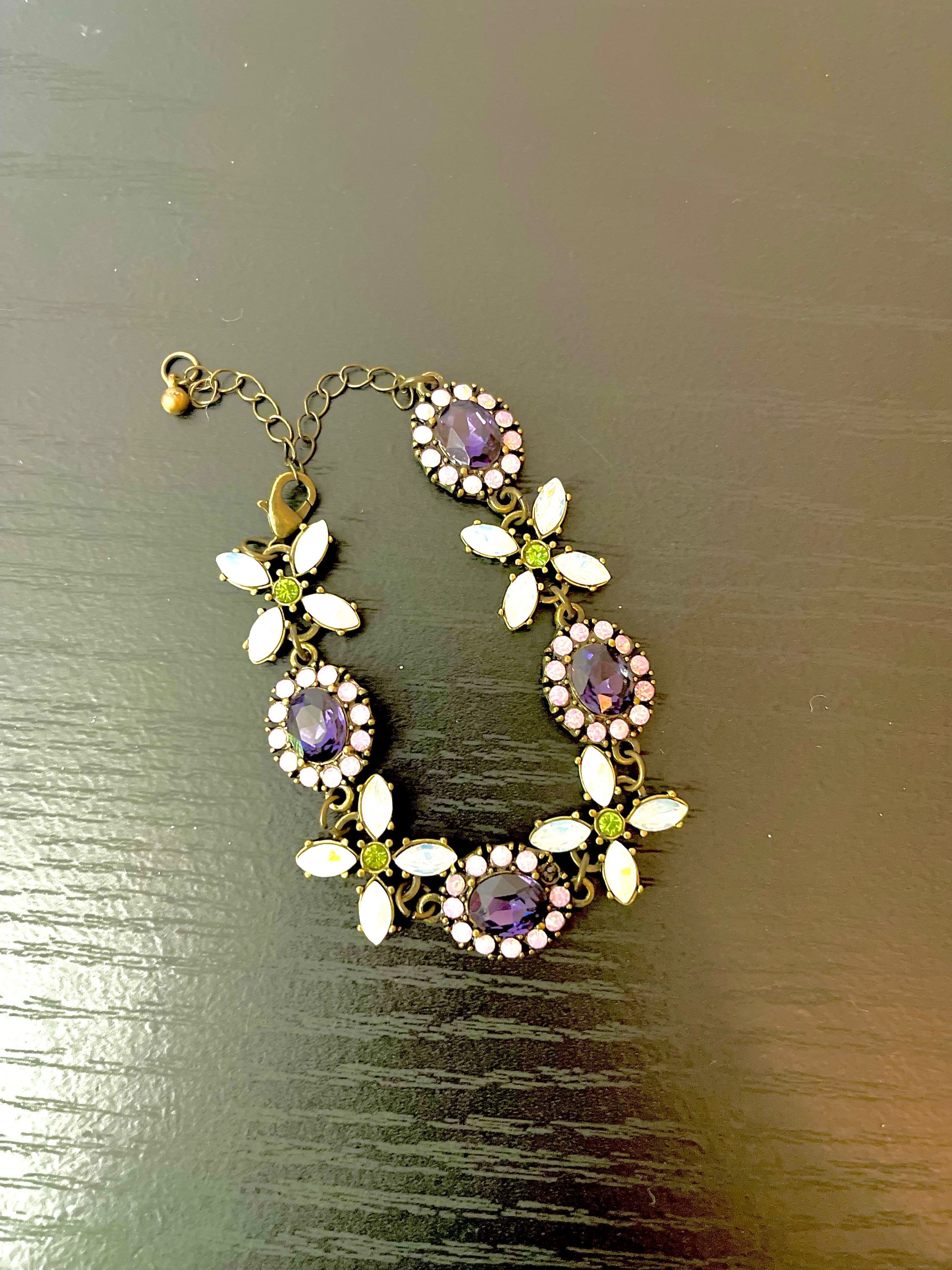 Bracelet with daisy-like pattern