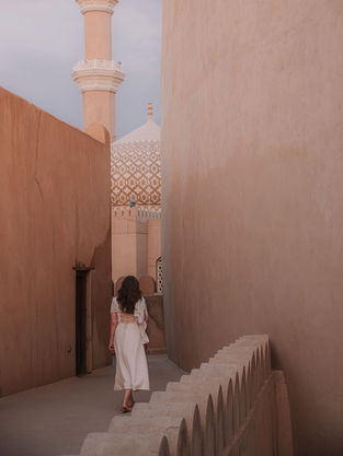 Wer auf der Suche nach einer orientalischen Märchenstadt ist, kommt in Nizwa voll auf seine Kosten. In unserem Reiseguide verraten wir dir alles, was du für deinen Besuch in Nizwa wissen musst und was dich erwarten wird.