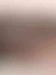 junge Frau lehnt am Rand eines Pools einer Wasservilla und genießt den Sonnenuntergang, Hue, Vietnam