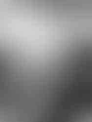 junge Frau sitzt bei Sonnenuntergang auf einem Steg zur Wasservilla und schaut in die Kamera, Hue, Vietnam