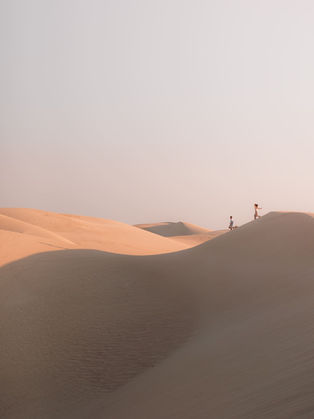 Du bist auf der Suche nach einem Geheimtipp im Oman? Hast du schon von den Sugar Dunes gehört? Wir verraten dir unsere Route, Koordinaten und Tipps damit du sicher in die schönste Wüste des Omans gelangst.