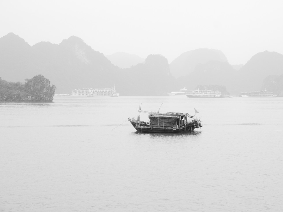 einsames Fischerboot in der Halongbucht, Vietnam