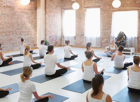 Start je dag in Flow. Elke woensdagochtend 7:30 online live in jouw eigen ruimte als yoga studio.