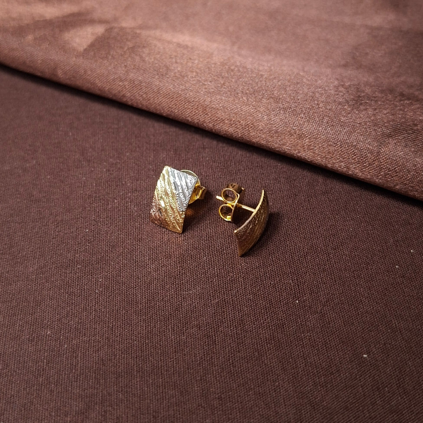 Brinco Banhado 3 Ouros Retangular Diagonal