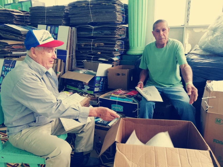 Adultos mayores encargados del reciclaje de la institución.