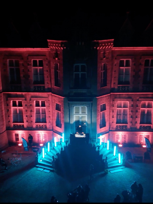 Découvrez une mise en lumière soignée qui sublime chaque performance. Des jeux de contrastes et de couleurs, étudiés pour accentuer l'ambiance de la scène, créent un spectacle visuel captivant et ajoutent une dimension magique à l'événement.