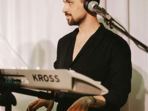 DJ ou groupe live : leur cœur balançait… jusqu’à ce concert improvisé