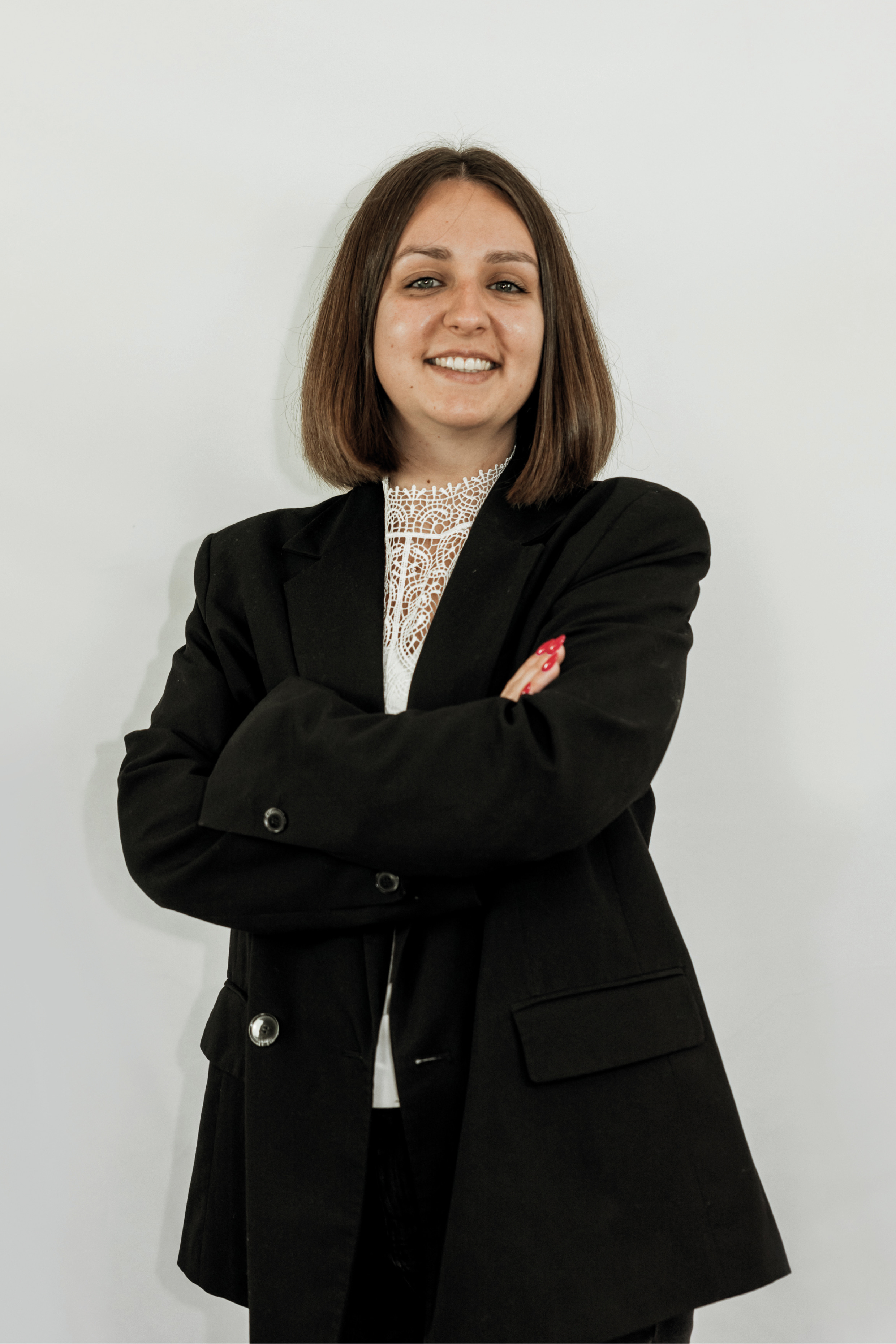 COZY Shooting - Portraits fond blanc - Costume-CAMILLE 2.jpg