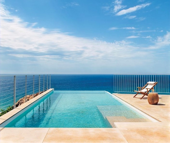 piscina-con-vistas-al-mar-09e7d83b-1000x1416_c2ad0c39_706x1000_edited.png
