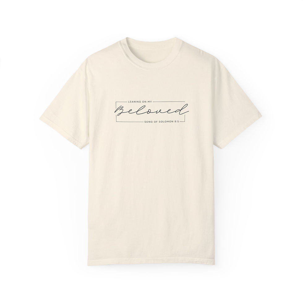 Miniatura: Minimalist Ivory T-Shirt with text that says "Leaning on My Beloved Song of Solomon 8:5"