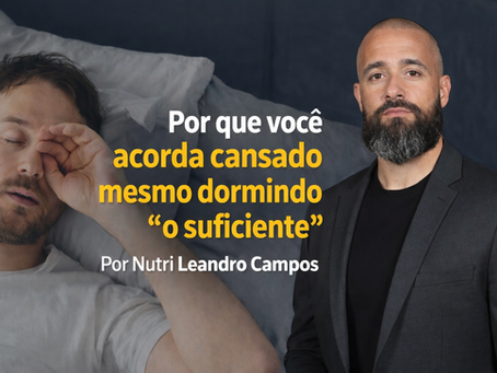 Homem nutricionista em estilo hiper-realista, usando óculos escuros, com expressão confiante. Uma bateria marcando 100% aparece sobre sua mente, enquanto raios de energia saem da cabeça. Ao redor, folhas de caderno flutuam com listas de tarefas organizadas por datas, simbolizando clareza mental, foco e alta performance.