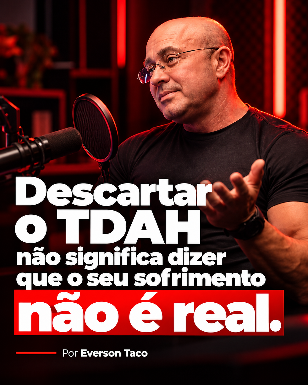 Homem calvo de óculos fala ao microfone em estúdio vermelho; texto: Descartar o TDAH não significa dizer que o seu sofrimento não é real.