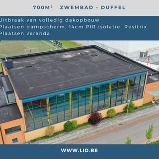 afbraak en oppbouw van een nieuw dak van een zwembadgebouw