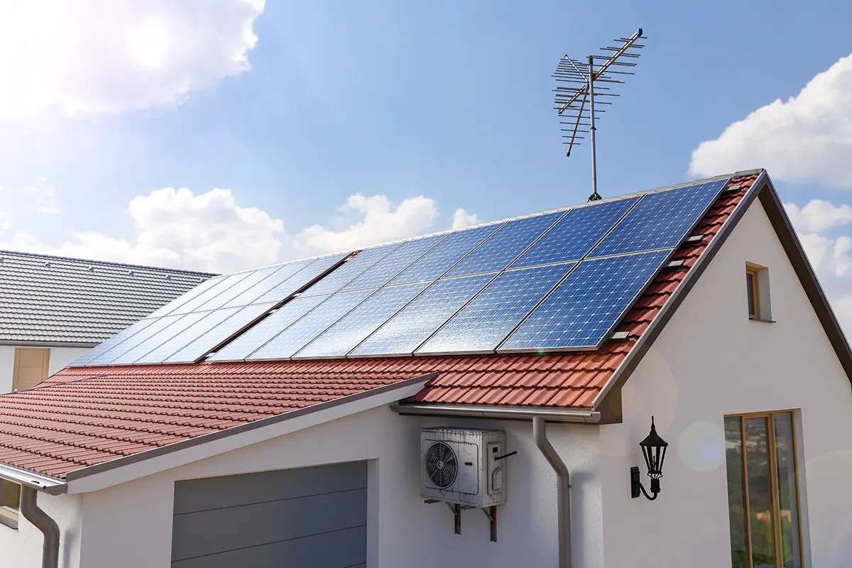 Maison équipée de panneaux solaires sur le toit