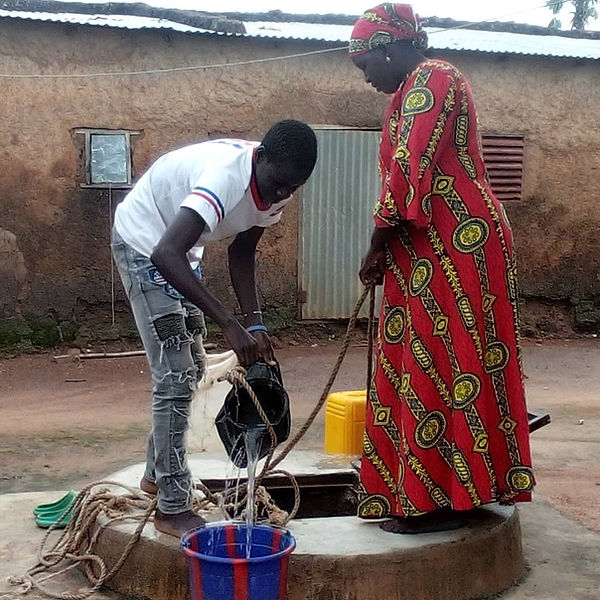 Einfache Brunnen, die in der Trockenheit oft austrocknen