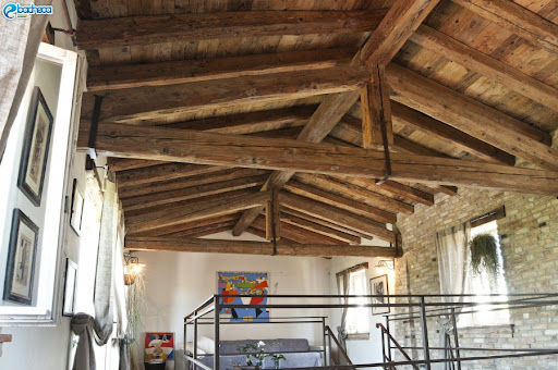 Ci prendiamo cura dei vostri travi in legno in modo naturale. Per preservarne la bellezza e la durata nel tempo, è fondamentale effettuare una corretta e regolare manutenzione.