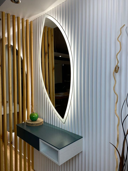 arredamento moderno per ingresso casa. Pareti in legno, cassetti, specchi un mix di materiale per creare arredi unici