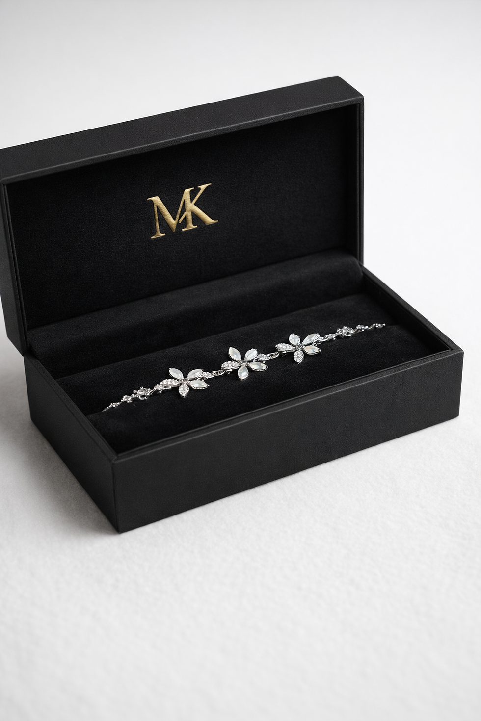 Küçük resim: Floral Silver Bracelet with Zircon Stones