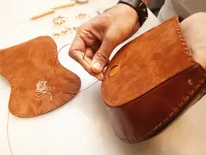hand-stitching leather bag in florence italy