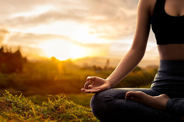 Eine Frau beim Yoga.jpeg