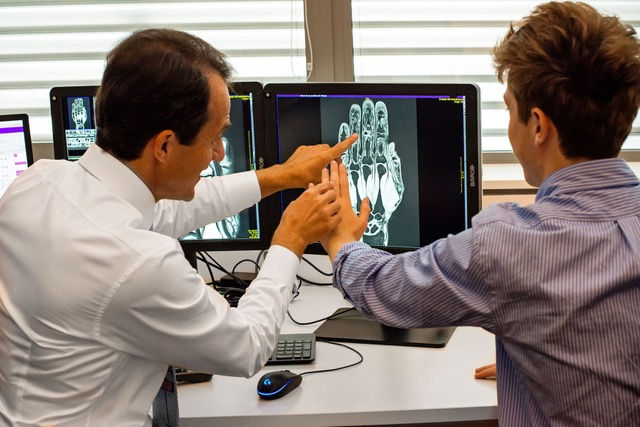 Dr. Bader bei einer persönlichen Beratung eines Scans