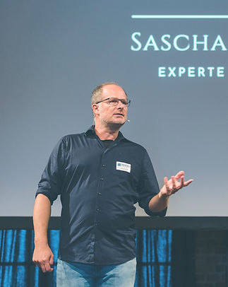 Der Kommunikations Experte Sascha Morgenstern während einem Seminar über Kommunikation und