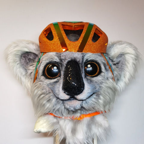 Flauschige Koala Maske mit orangenem Fahrradhelm für "The Masked Singer" Germany Staffel 6