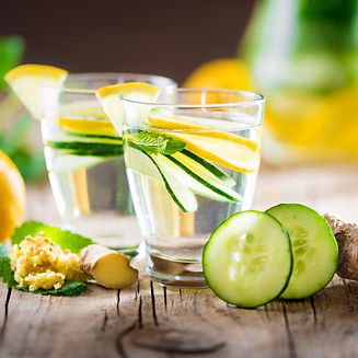 Wasser das mit Gurken und Zitronenscheiben versetzt ist, einfaches Fasten fuer zuhause-1.j
