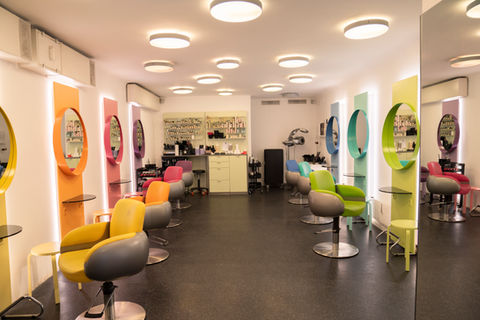 Ansicht des Salons von vorne nach hinten, bunte Spiegel der schererei