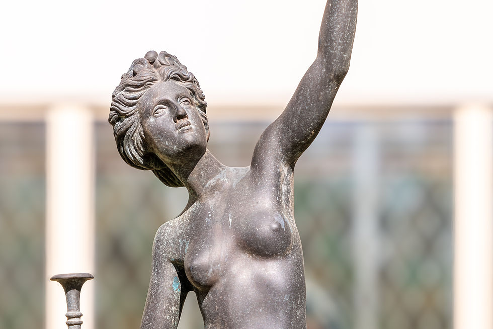 Détail en gros plan d’une statue de femme réalisée dans le cadre d’un reportage photographique pour un bien immobilier de prestige