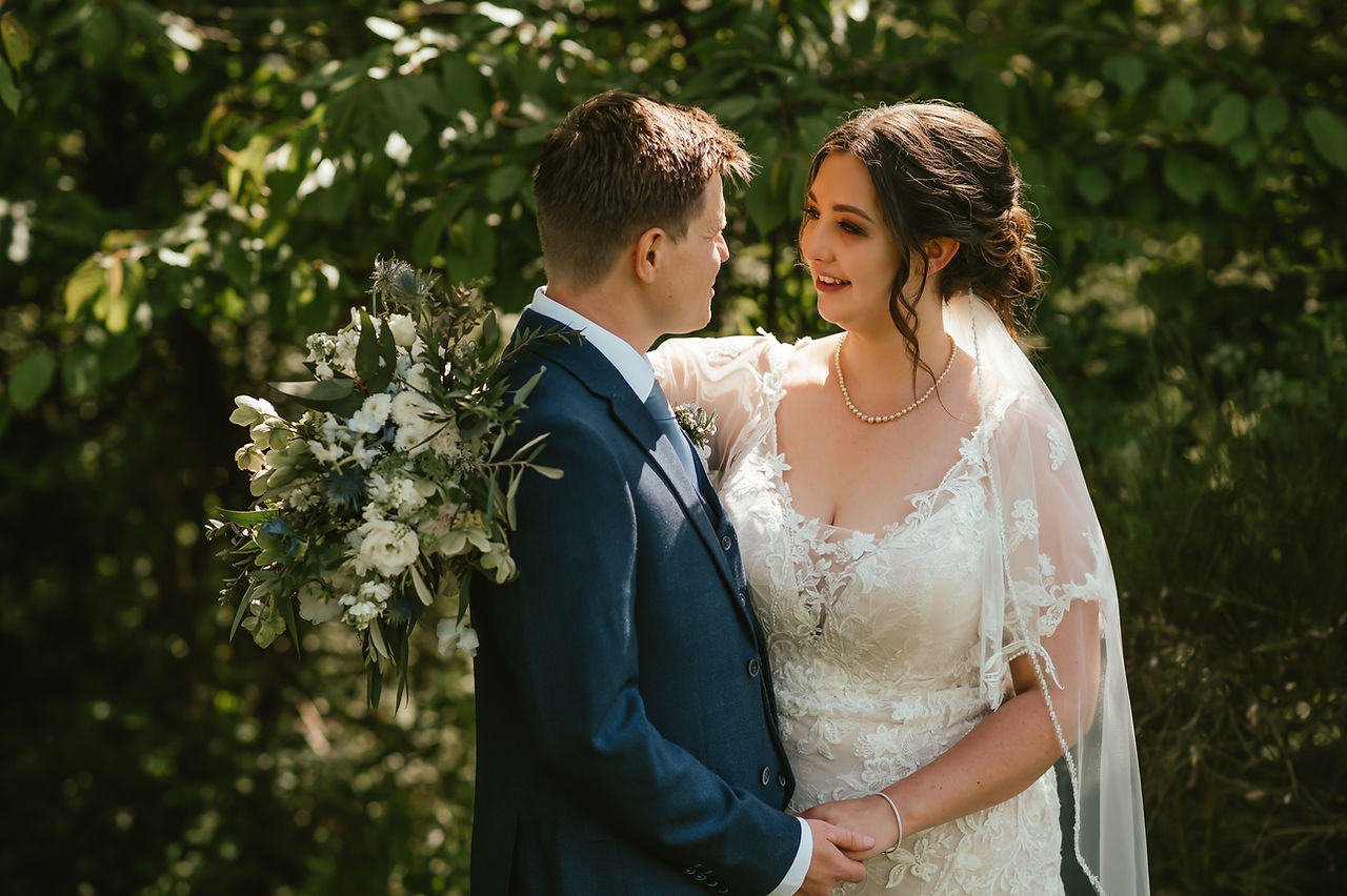 ajfeather-photography-chaucer-barn-norfolk-wedding-day-bride-groom-garden-couple-time-kissing-cuddling