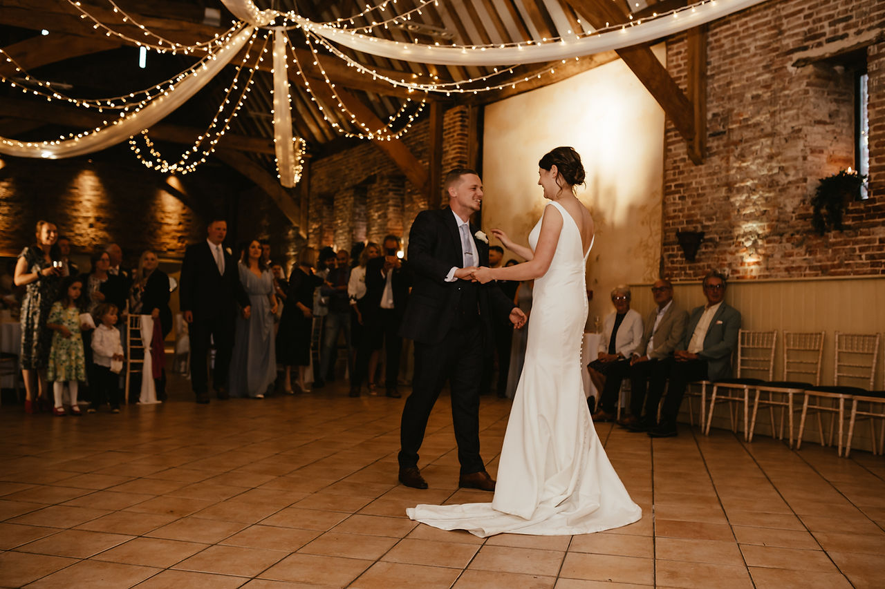 aj-feather-photography-wedding-day-elms-barn-beccles-norfolk-wedding-first-dance