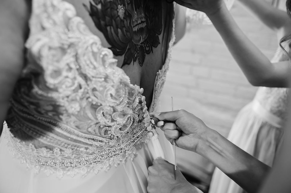black-white-photo-back-the-pure-brides-wedding-dress-close-up-deatial-shot